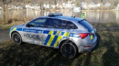 Policie vyšetřuje násilnou smrt v Praze. Mrtvý muž ležel u rybníka