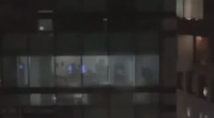 Těm nevadí být déle v práci. Pár si to rozdal přímo v kanceláři! VIDEO