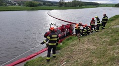 Na Zlínsku unikla do řeky Moravy neznámá látka. Hasiči zasahují již druhý den