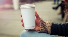 Žena si na letišti dala kávu z automatu. Skončila na jednotce intenzivní péče