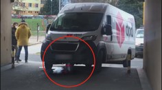 Dodávka se napíchla na parkovací sloupek. Případ řeší policie