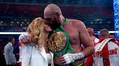 Královský trůn, taneček a gratulace od Beckhama. Takový byl zápas Furyho