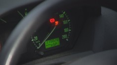 Za stáčení tachometru hrozí obří pokuty. Úřady to ale skoro neřeší