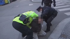 Plačící děti, zakleknutí rodiče. Zásahy strážníků vyvolávají kritiku. ANKETA