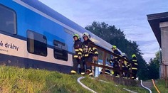 Požár zachvátil vlak na Děčínsku. Hasiči evakuovali 17 cestujících