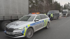 Policisté zastavují řidiče s nezaplacenými pokutami. Mohou jim vzít espézetku