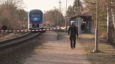 Přecházela koleje s mobilem v ruce. Ženu (†22) srazil vlak