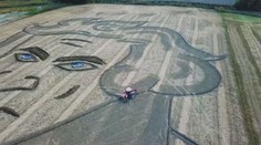 Umělec použil pole jako své malířské plátno a místo štětce měl traktor