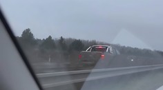 VIDEO: Šílená jízda auta na Pardubicku. Šofér se řítil po silnici v protisměru