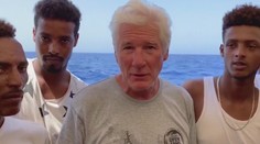 Herec Gere navštívil migranty na lodi u Itálie. "Musíme jim pomoci," řekl