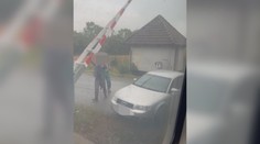Drama na železnici. Řidiče na přejezdu uvěznily závory, po vysvobození ujel