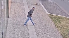 Zloděj překonal mříže prodejny. Nepotřeboval k tomu žádné nářadí