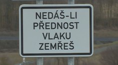 Na železničních přejezdech neumírají jen řidiči. Kde hrozí největší riziko?