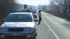 Muž ujížděl policii v kradeném autě. Nakonec se chtěl schovat ve vysoké trávě