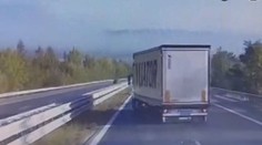 Kamioňák kličkoval po dálnici D5 jako při slalomu. Důvod policisty hodně překvapil