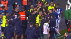 Šílené scény v portugalské lize. Padlo pět červených. Do bitky šel i podavač míčů