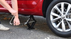 Pozor na tyto levné hevery! Auto se na vás může zřítit, varuje ČOI