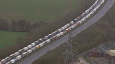 Někteří Češi uvázlí v Británii jedou domů, mnozí ale museli zůstat