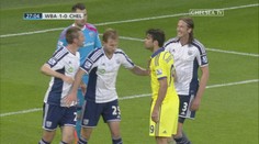 NESMYSL? Fabregas trefil soupeře míčem a viděl červenou