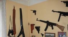 Granáty, mina, náboj do děla. Muž měl doma hotovou zbrojnici