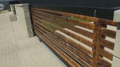Dětská hra skončila neštěstím. Tříletou holčičku zavalila 300kilová brána