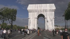 Pařížský Vítězný oblouk je zahalený plachtou. Skrytý zůstane ještě dva týdny