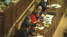 Sněmovna opět zasedá. Řešit by měla krizový zákon a vyšší pokuty
