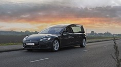 Panebože... Elektromobil Tesla přestavěli na stylové pohřební auto!