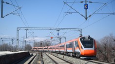 Lidé mysleli, že ve vlaku hoří. Po vyskočení je srazil protijedoucí rychlík