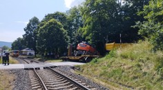 Nehodu vlaku ve Stráži zachytila kamera. Výstražná světla na přejezdu nesvítila