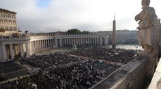 Náměstí ve Vatikánu zaplnily desetitisíce lidí. Na pohřeb papeže přijely nejvýznamnější osobnosti