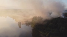 Požár v Kralupech stále není pod kontrolou, platí zvláštní stupeň poplachu