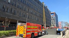 V pražském Karlíně hořela kancelářská budova. Evakuovali stovky lidí