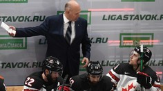 Trenér Kanady se zranil při sáňkování a chyběl na lavičce. Nyní je zpět u týmu