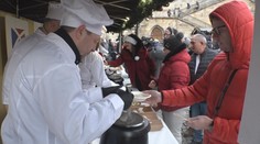 Staroměstské náměstí provoněla rybí polévka. Letos ji dochutily dvě speciální ingredience