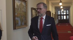 Vláda se ocitla pod palbou. Křeslo se kýve pod dvěma ministry