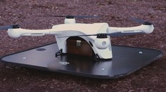 Řidiče v okolí vojenského prostoru ohrožuje dron. Případ prověřuje policie