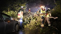 Bouře Babet drtí Británii. Zemřelo už devět lidí, přeplněné londýnské nádraží muselo zavřít