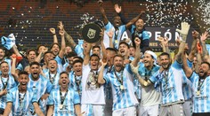 Bláznivý zápas v argentinském poháru. Rozhodčí rozdal 11 červených karet