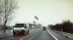 Deska sněhu se utrhla z dodávky a smetla protijedoucí auto. VIDEO