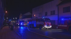 Na Kolínsku hořel dům s filiálkou spořitelny, střecha se zřítila
