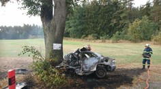 Auto na jihu Čech shořelo po nárazu do stromu, řidič nepřežil!