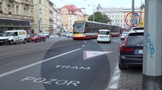 Ke srážce chybělo málo! Zrádné křížení s tramvají je pastí na řidiče