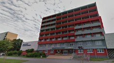 Nikola (15) vyskočila z pátého patra intru. Našli ji v kaluži krve