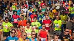 Hrdinský čin běžce na půlmaratonu. Soupeřku donesl do cíle na zádech