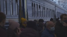 Ukrajinci čekají ve Lvově na vlak do Polska, na nádraží jich jsou tisíce