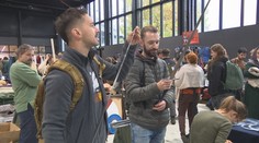 Šermířskou burzu navštívily davy lidí. Mohly tam pořídit vše potřebné k bitvě