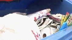 Muži se zasekla hlava v odpadkovém koši, lovil z něj cigaretu