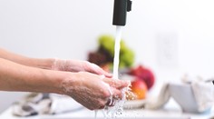 Muži spotřebují více vody při mytí nádobí než ženy, ukazuje průzkum