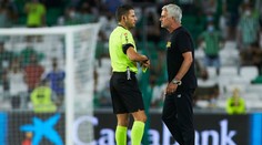 Gól rukou a pět červených karet. Sudí nezvládl přátelák, vyhodil i Mourinha